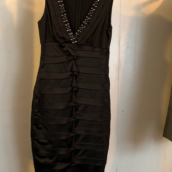 Semi-Formal Off-White Dress - Picture 4 of 8